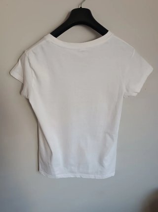 Camiseta blanca con flores rosas