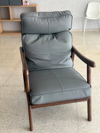 Sillón de cuero y madera