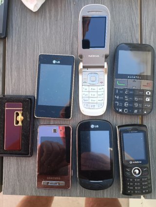 2 Móviles Nokia (Plata/Negro) cada uno 18 euros
