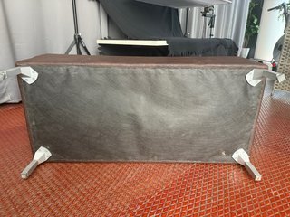 Otomana de cuero sintético marrón.