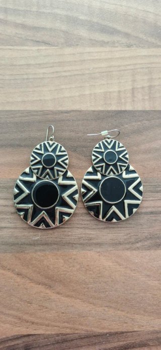 Pendientes largos dorados y negros