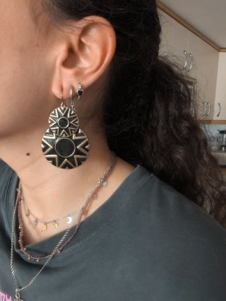 Pendientes largos dorados y negros