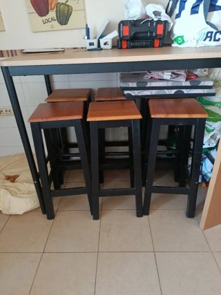 Mesa alta con 6 taburetes