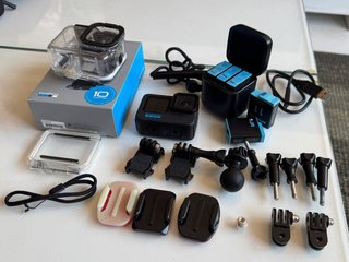 GoPro Hero 10 Black + Batterie/Accessori