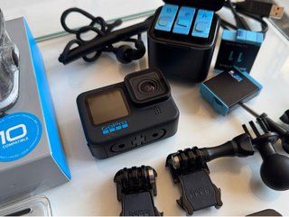 GoPro Hero 10 Black + Batterie/Accessori