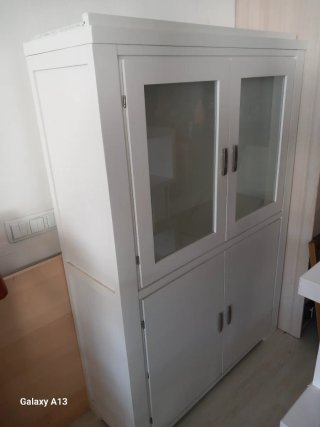 Vitrina de madera y cristal