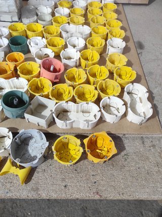 Lote + de 90 cajas empotrar Legrand Sarel