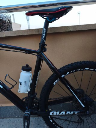 Bicicleta de Montaña Giant Negra y blanca