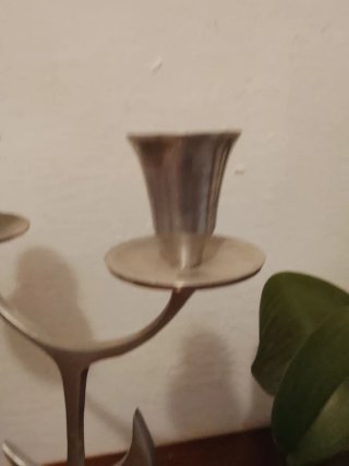 Candelabro de metal plateado