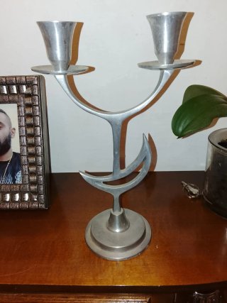 Candelabro de metal plateado
