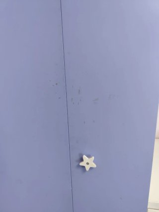 Armario esquinero blanco y lila de madera