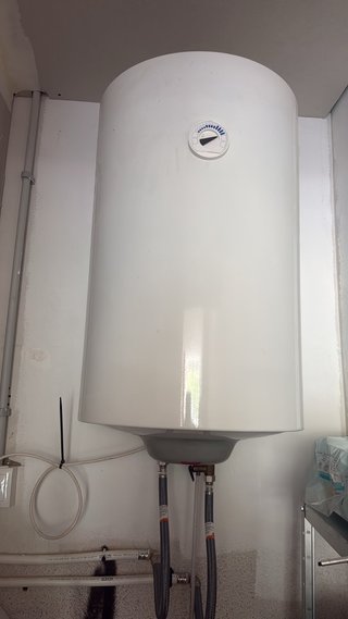 Calentador de agua blanco y gris
