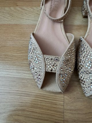 Sandalias ALMA En Pena Beige y Doradas Brillantes