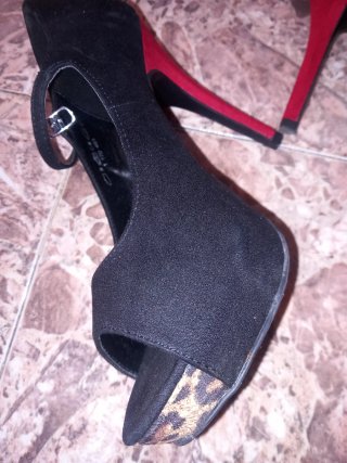 Zapatos de tacón negros y rojos