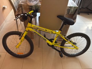 Bicicleta infantil amarilla.