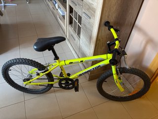 Bicicleta infantil amarilla.