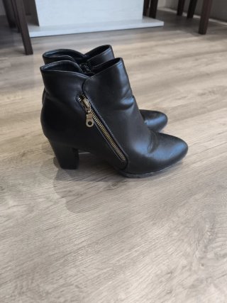 Botines negros con cremallera