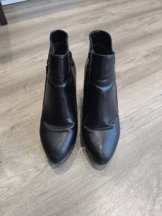 Botines negros con cremallera