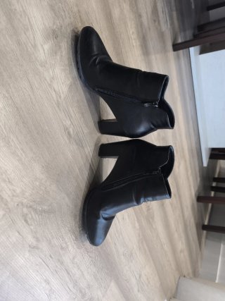 Botines negros con cremallera
