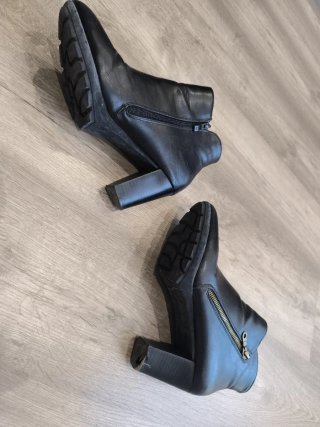Botines negros con cremallera