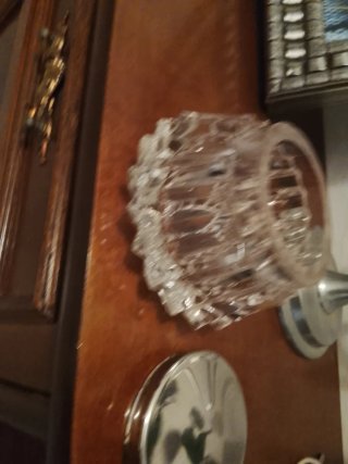 Caja de cristal antigua con tapa metálica