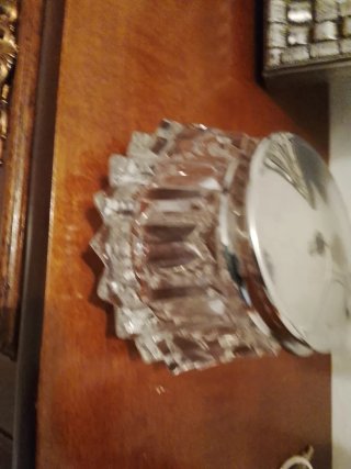 Caja de cristal antigua con tapa metálica
