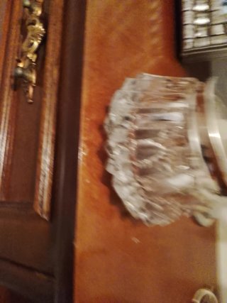 Caja de cristal antigua con tapa metálica