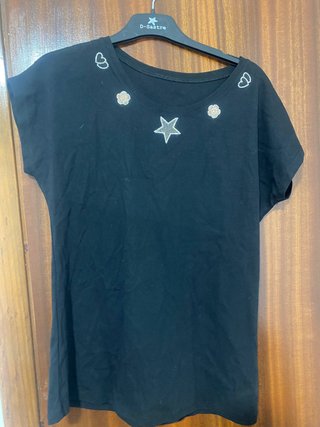 Camiseta negra mujer con adornos