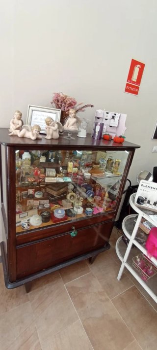 Vitrina madera y cristal años 50. Se vende vacía
