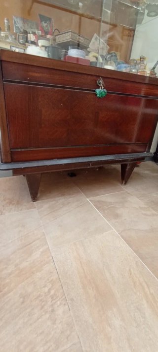 Vitrina madera y cristal años 50. Se vende vacía