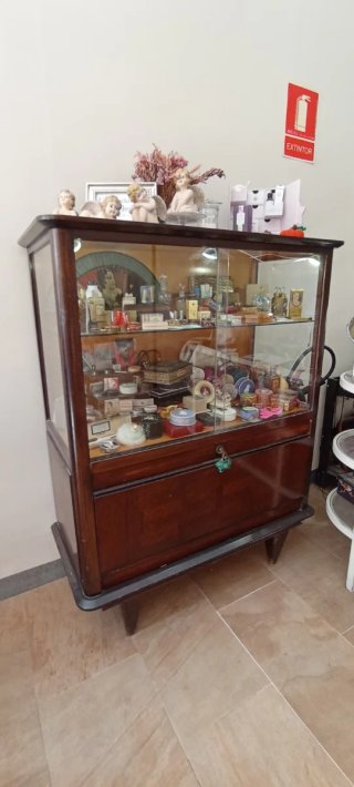 Vitrina madera y cristal años 50. Se vende vacía