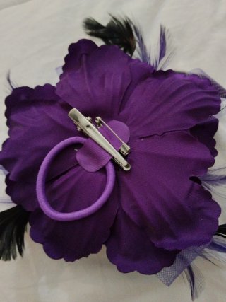 Tocado fiesta flor morada y plumas negras