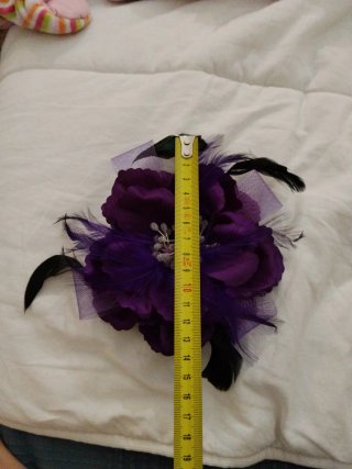 Tocado fiesta flor morada y plumas negras