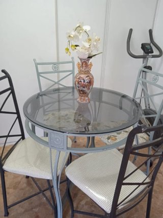 Mesa de jardín redonda cristal y metal 4 sillas