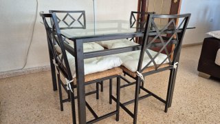 Mesa de cristal y 4 sillas