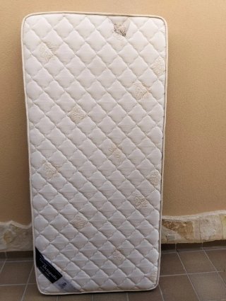 Cabecero y base de cama con colchón