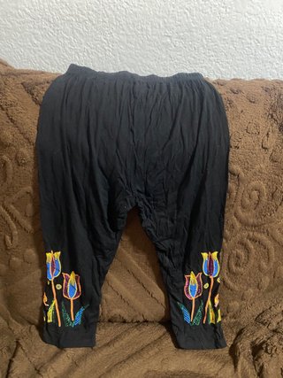 Pantalones negros con bordado de tulipanes