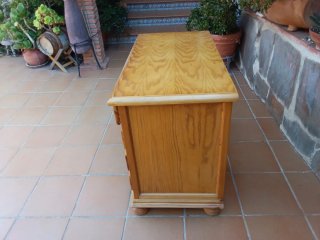 Escritorio de madera con cajones