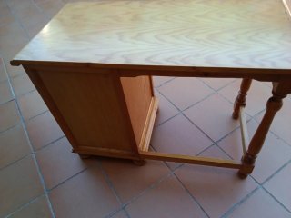 Escritorio de madera con cajones