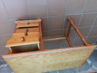 Escritorio de madera con cajones