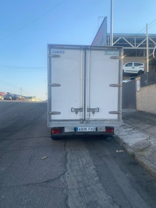 Furgón carrozado con equipo de frío