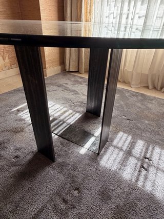 Tavolo da pranzo rotondo in vetro con base in acciaio