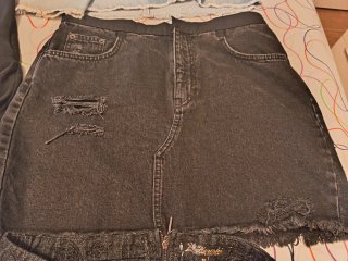 Lote 7 faldas Juveniles y un pantalón blanco.