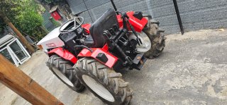 Tractor Ferrari con remolque y desbrozadora
