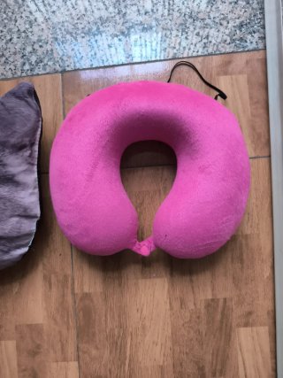 Cojín de cuello rosa de felpa