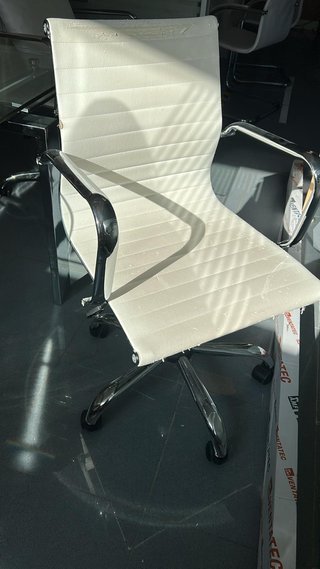 Silla de oficina blanca con ruedas