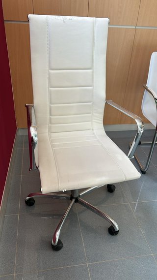 Silla de oficina blanca con ruedas