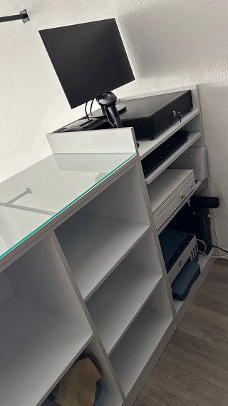 Mostrador de recepción blanco y cristal