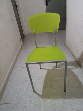 Sillas verdes y plateadas