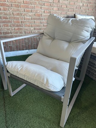 Sofá, mesa y 2 sillas de exterior